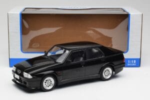 Alfa Romeo 75 Turbo Evoluzione Noir MCG 1:18 MCG18429 Métal — image 6 sur 6