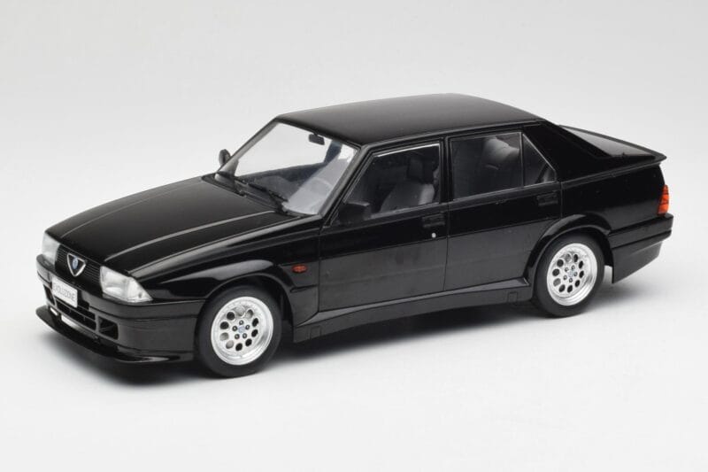 Alfa Romeo 75 Turbo Evoluzione Noir MCG 1:18 MCG18429 Métal