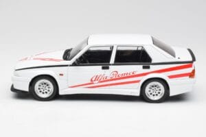 Alfa Romeo 75 Turbo Evoluzione Blanc MCG 1:18 MCG18430 Métal — image 3 sur 6