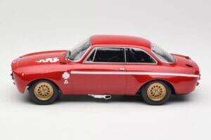Alfa Romeo GTA 1300 Junior Rouge Minichamps 1:18 155120020 Métal — image 3 sur 6