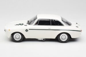 Alfa Romeo GTA 1300 Junior Blanc Minichamps 1:18 155120021 Métal — image 3 sur 6