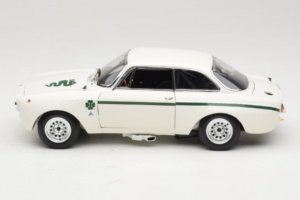 Alfa Romeo GTA 1300 Junior Blanc Minichamps 1:18 100120501 Métal — image 4 sur 8