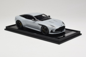 Aston Martin DB12 Nardo Gray MotorHelix 1:18 MH027NG Résine — image 4 sur 7