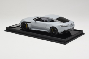 Aston Martin DB12 Nardo Gray MotorHelix 1:18 MH027NG Résine — image 5 sur 7