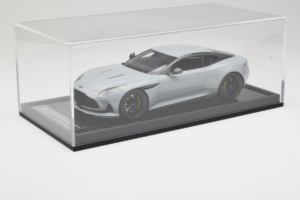 Aston Martin DB12 Nardo Gray MotorHelix 1:18 MH027NG Résine — image 6 sur 7