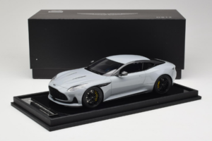 Aston Martin DB12 Nardo Gray MotorHelix 1:18 MH027NG Résine — image 7 sur 7