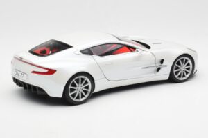 Aston Martin One-77 Morning Frost Blanc AUTOart 1:18 70244 Métal — image 3 sur 8