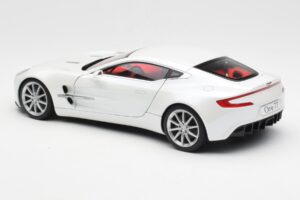 Aston Martin One-77 Morning Frost Blanc AUTOart 1:18 70244 Métal — image 7 sur 8