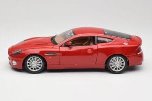 Aston Martin V12 Vanquish Rouge Bburago 1:18 34063 Métal — image 4 sur 8