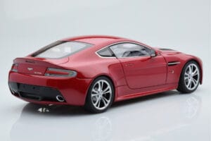 Aston Martin V12 Vantage Rouge AUTOart 1:18 70208 Métal — image 3 sur 8