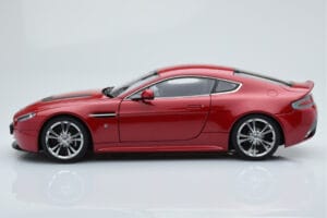 Aston Martin V12 Vantage Rouge AUTOart 1:18 70208 Métal — image 4 sur 8