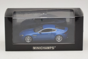 Aston Martin V8 Vantage Blue Metallic Minichamps 1:43 400137422 Métal — image 4 sur 4