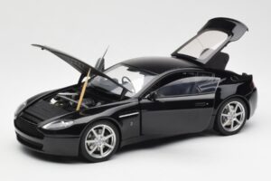 Aston Martin V8 Vantage Onyx Noir AUTOart 1:18 70202 Métal — image 2 sur 8