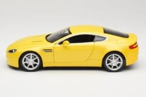 Aston Martin V8 Vantage Jaune Hot Wheels 1:18 G7159 Métal — image 4 sur 8