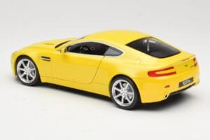 Aston Martin V8 Vantage Jaune Hot Wheels 1:18 G7159 Métal — image 7 sur 8
