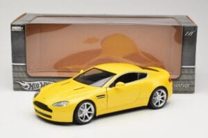 Aston Martin V8 Vantage Jaune Hot Wheels 1:18 G7159 Métal — image 8 sur 8