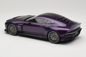 Aston Martin Valour Bleu Foncé GT Spirit 1:18 GT944 Résine — image 5 sur 6