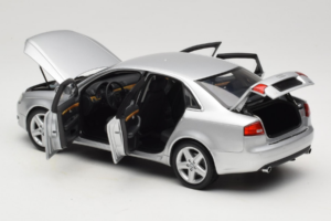 Audi A4 B7 Argent Minichamps 1:18 100014402 Métal — image 5 sur 8