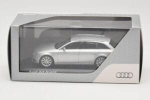 Audi A4 B8 Avant Ice Silver Minichamps 1:43 5011204213 Métal — image 4 sur 4