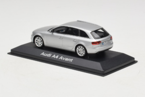 Audi A4 B8 Avant Ice Silver Minichamps 1:43 5011204213-R1 Métal — image 3 sur 4