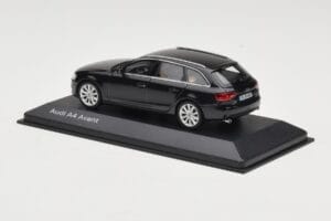Audi A4 B8 Avant Phantom Black Minichamps 1:43 5011204223 Métal — image 3 sur 4