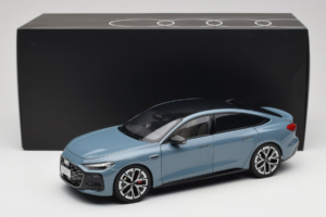 Audi A5L Sportback Bleu Grisâtre OEM 1:18 ZAM60004B Métal — image 8 sur 8