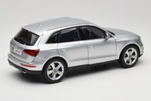 Audi Q5 8R Ice Silver Kyosho 1:18 09242IS Métal — image 3 sur 8