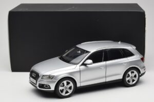 Audi Q5 8R Ice Silver Kyosho 1:18 09242IS Métal — image 8 sur 8