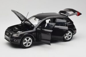 Audi Q5 8R Lava Grey Kyosho 1:18 09242LG Métal — image 2 sur 8