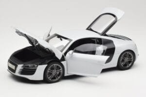 Audi R8 Type 42 Suzuka Grey Kyosho 1:18 09213SG Métal — image 2 sur 8