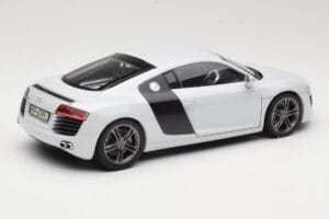 Audi R8 Type 42 Suzuka Grey Kyosho 1:18 09213SG Métal — image 3 sur 8