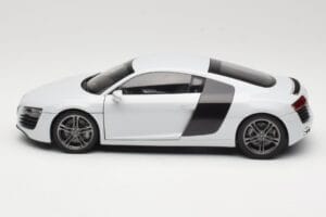 Audi R8 Type 42 Suzuka Grey Kyosho 1:18 09213SG Métal — image 4 sur 8