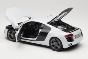 Audi R8 Type 42 Suzuka Grey Kyosho 1:18 09213SG Métal — image 5 sur 8