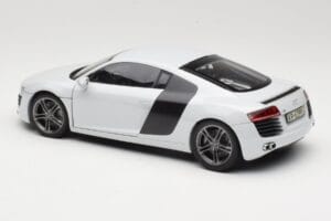 Audi R8 Type 42 Suzuka Grey Kyosho 1:18 09213SG Métal — image 7 sur 8