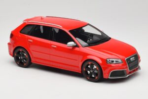 Audi RS3 8P Sportback Rouge DNA 1:18 DNA000056 Résine — image 4 sur 6