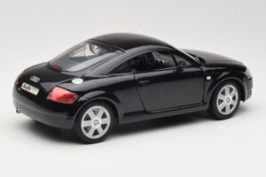 Audi TT 8N Noir Revell 1:18 08953 Métal — image 3 sur 8