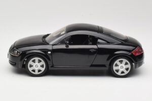 Audi TT 8N Noir Revell 1:18 08953 Métal — image 4 sur 8