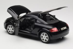 Audi TT 8N Noir Revell 1:18 08953 Métal — image 5 sur 8