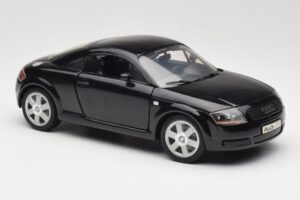 Audi TT 8N Noir Revell 1:18 08953 Métal — image 6 sur 8