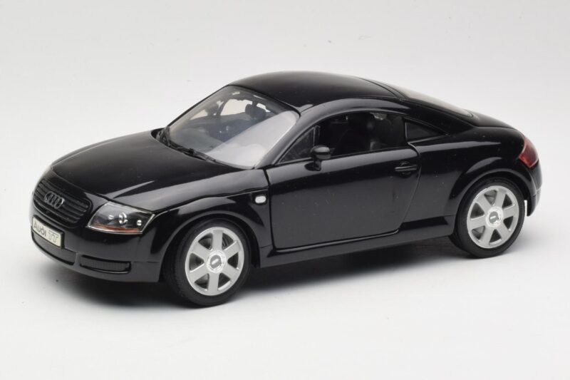 Audi TT 8N Noir Revell 1:18 08953 Métal