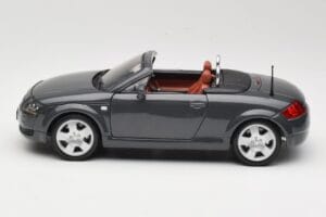 Audi TT 8N Roadster Gris Maisto 1:18 50346 Métal — image 4 sur 8