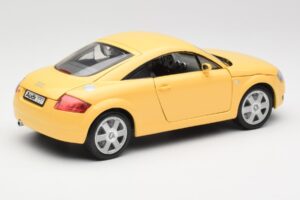 Audi TT 8N Jaune Revell 1:18 08954-M1 Métal — image 3 sur 8