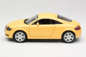 Audi TT 8N Jaune Revell 1:18 08954-M1 Métal — image 4 sur 8