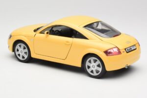 Audi TT 8N Jaune Revell 1:18 08954-M1 Métal — image 7 sur 8