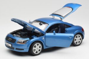 Audi TT 8N Bleu Revell 1:18 8954 Métal — image 2 sur 8