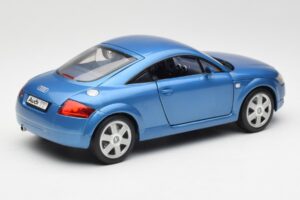 Audi TT 8N Bleu Revell 1:18 8954 Métal — image 3 sur 8