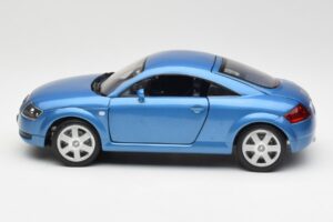 Audi TT 8N Bleu Revell 1:18 8954 Métal — image 4 sur 8