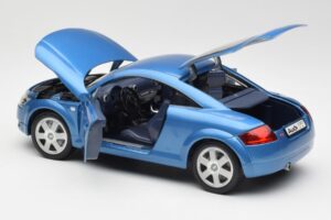 Audi TT 8N Bleu Revell 1:18 8954 Métal — image 5 sur 8