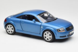 Audi TT 8N Bleu Revell 1:18 8954 Métal — image 6 sur 8