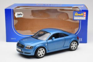 Audi TT 8N Bleu Revell 1:18 8954 Métal — image 8 sur 8